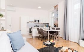 Stadlau Live Apartments by ichbucheAT